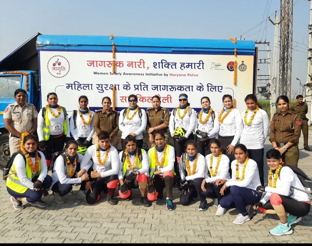 PoliceYnr's tweet photo. .DGPHaryana ने #महिला सुरक्षा को बढ़ावा देने के लिए '#जागृति यात्रा' साइकिल रैली को झंडी दिखाकर किया रवाना।ACP #ममता सोदां के नेतृत्व में 16 पुलिस महिला साइकिलिस्ट टीम 25 दिनों में 23 जिलो की 1194 KM की करेंगी यात्रा।रैली का यमुनानगर पहुंचने पर किया भरपूर स्वागत
@police_haryana https://t.co/1HA0uAvUUi