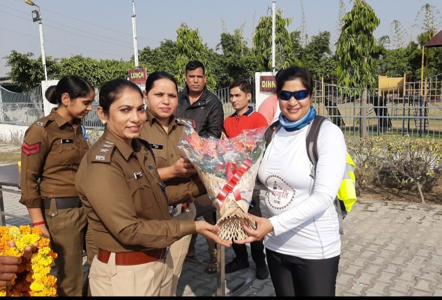 PoliceYnr's tweet photo. .DGPHaryana ने #महिला सुरक्षा को बढ़ावा देने के लिए '#जागृति यात्रा' साइकिल रैली को झंडी दिखाकर किया रवाना।ACP #ममता सोदां के नेतृत्व में 16 पुलिस महिला साइकिलिस्ट टीम 25 दिनों में 23 जिलो की 1194 KM की करेंगी यात्रा।रैली का यमुनानगर पहुंचने पर किया भरपूर स्वागत
@police_haryana https://t.co/1HA0uAvUUi