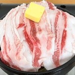 寒い季節に体が温まる!「至福の豚バラねぎ塩バターなべ」のレシピに大注目!