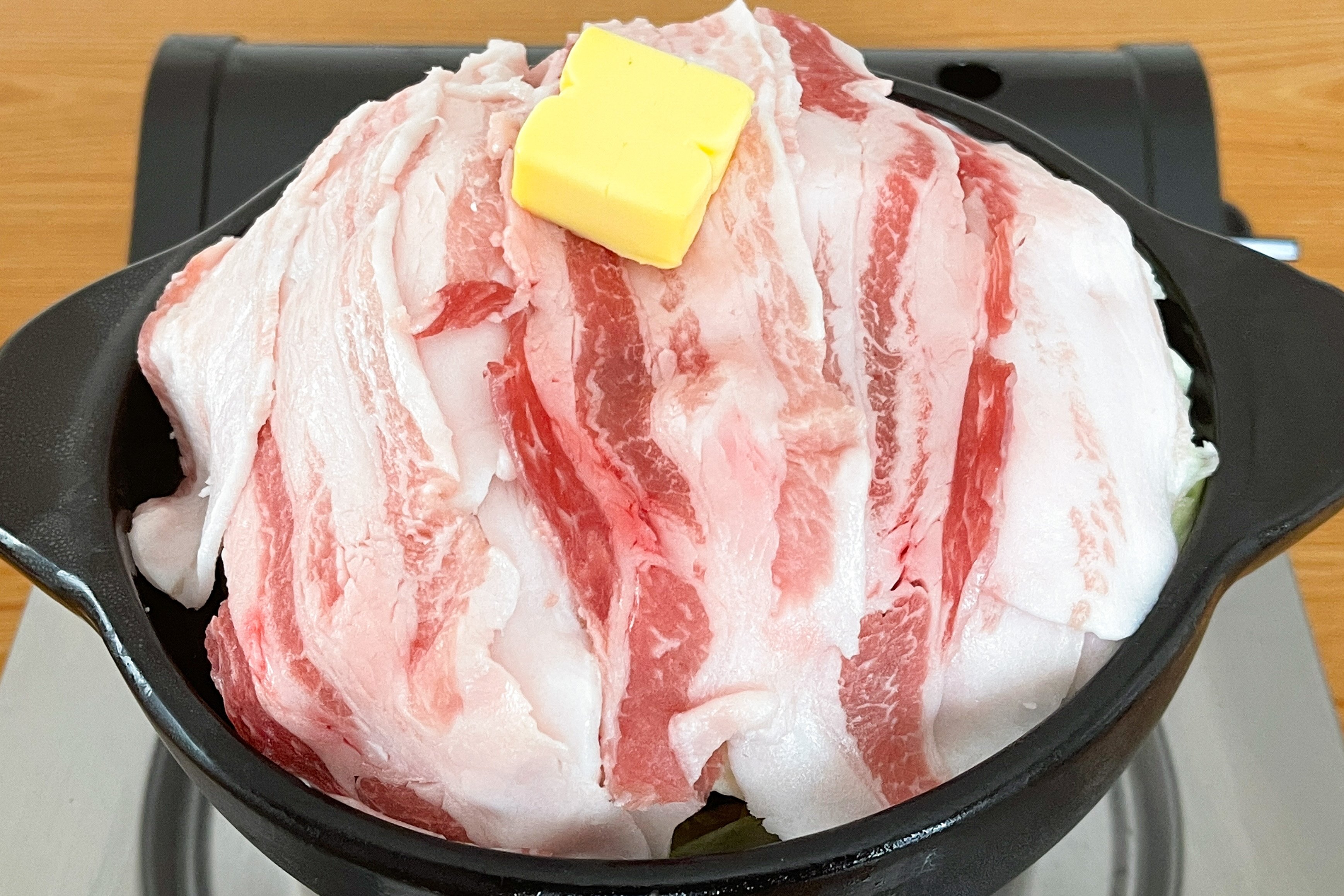 まるみキッチン 簡単レシピ 至福の豚バラねぎ塩バターなべ 水300mlに鶏がらの素大さじ1加える カットしたキャベツ1 4玉 薄くスライスした白ネギ1本を加える 豚ばら肉0gを敷き詰めバター1かけのせたら加熱 仕上げにごま油大さじ1回しがけ
