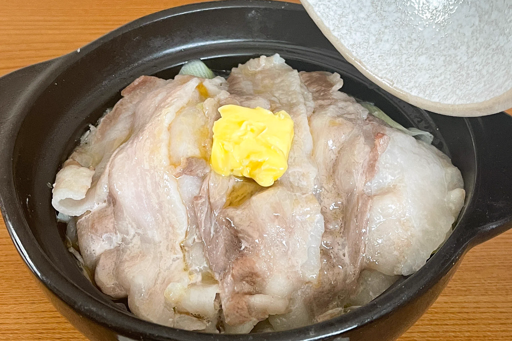 寒い季節に体が温まる！「至福の豚バラねぎ塩バターなべ」のレシピに大注目！