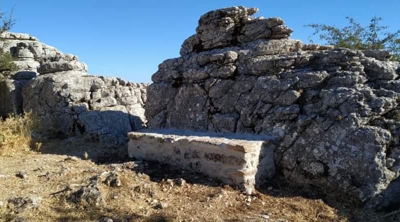 AdaraMontero's tweet photo. 🤬🤬Igual los visitantes del @torcal deberían traer calzado adecuado y el culete preparado para sentarse en una piedra en lugar de destrozar el paraíso que tenemos para la comodidad de las visitas. 🤬🤬 https://t.co/Hmg5LxbXrS