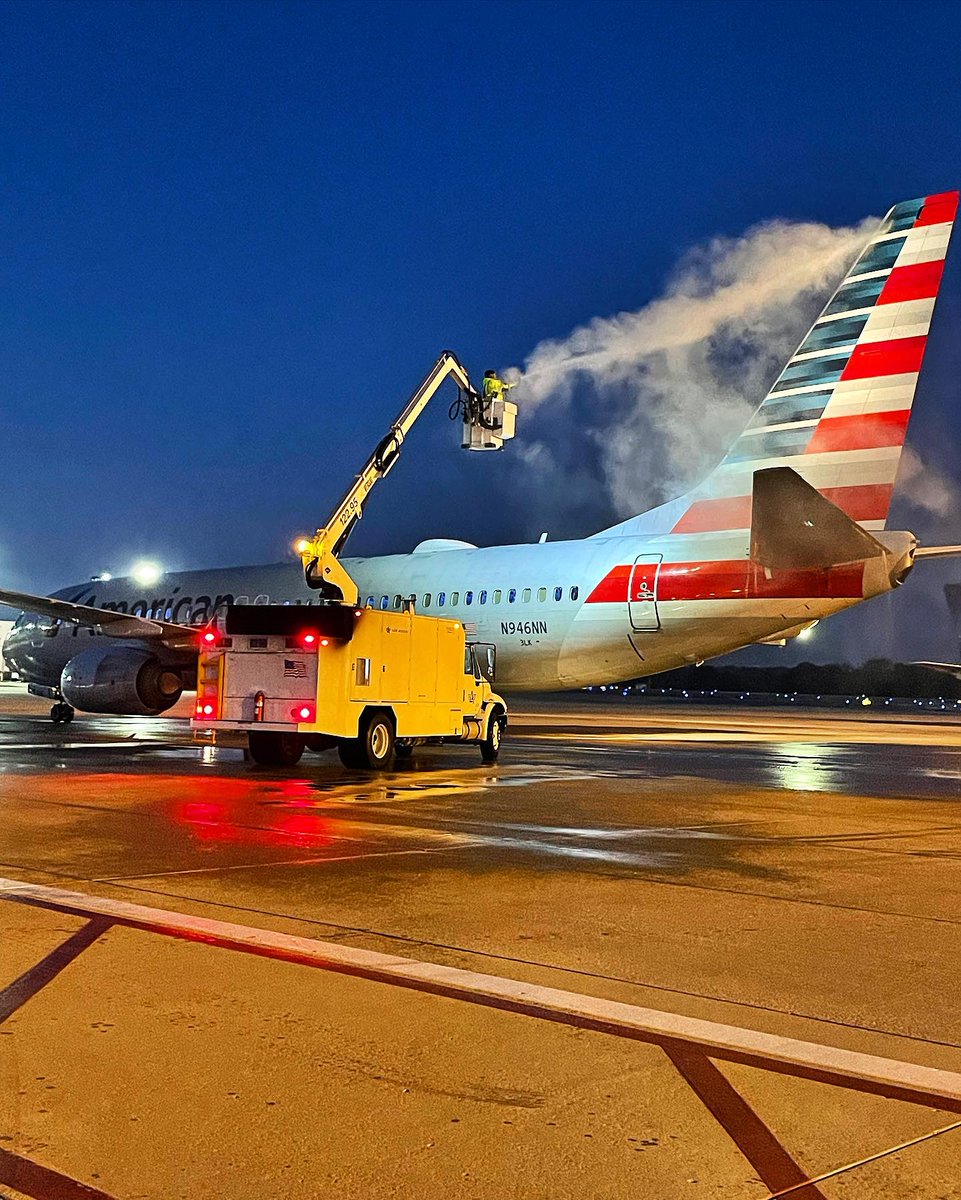 columbusairport's tweet image. It’s that time of year… 🥶 during the colder months planes may need to stop for a quick de-ice (if snow is actively falling, it might take a bit longer). Be prepared for minor delays as those operations occur.

📸: adamsdanny (Instagram)

#FlyCMH