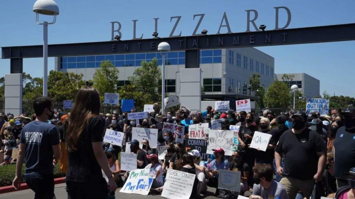hobby_consolas's tweet photo. Los empleados de Activision Blizzard se manifestaron exigiendo la dimisión de Bobby Kotick, acusado de encubrir los casos de acoso sexual... y él mismo de amenazar de muerte a una asistenta
https://t.co/xxjTUEGyTN https://t.co/bJImIjuZYH