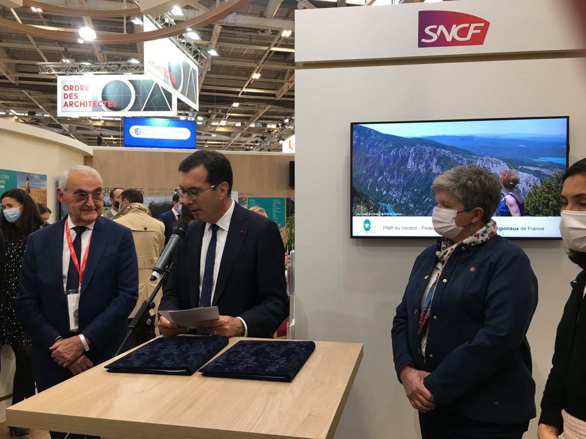 grandsitefrance's tweet photo. Signature de convention de #partenariat entre @JPFarandou @GroupeSNCF et France.Patrimoines et Territoires d'exception. Avec Louis Villaret Président @grandsitefrance et A. Di Stefano président @LPBVF  Plus d'infos : https://t.co/kk8EOjHumE #patrimoine #exposition #Sénat https://t.co/ZEMupoAV9Q