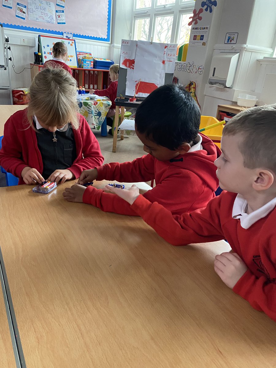 Our new topic is all about electricity. P1 made an electrical circuit this afternoon. We worked together to light the bulb 💡👍