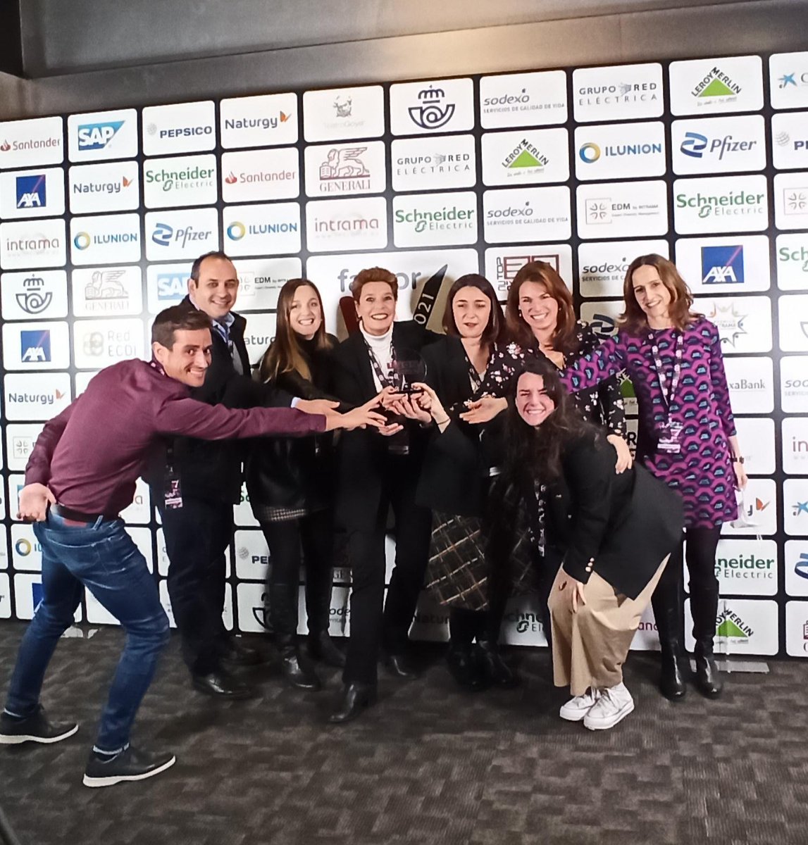 Fujitsu_ES's tweet photo. 🏆 Hoy hemos participado en la 6ª edición del #FactorW Diversity Summit, el mayor congreso profesional sobre Diversidad e Inclusión, donde @Fujitsu_ES recogió uno de los reconocimientos a las empresas del TOP 30 con mejores prácticas en materia de Diversidad e Inclusión. https://t.co/0XBeHH9mMV