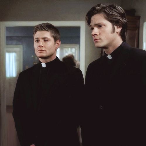 casscxllins's tweet photo. o Sam e o Dean Winchester disfarçados de padre na primeira temporada de Supernatural >> https://t.co/NrQWmEBQv4
