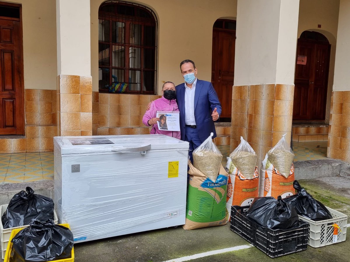 RamonRguezA's tweet photo. En el 2º día de jornada con #VíctimasEnElExterior en 🇪🇨, entregamos @UnidadVictimas proyectos productivos de empoderamiento económico. Es la primera vez que se promueve dicha iniciativa en el exterior. Son en total 88 en Ecuador- 48 en #Quito, 36 en #Esmeraldas y 3 en #NuevaLoja https://t.co/ifiIGgdYeu
