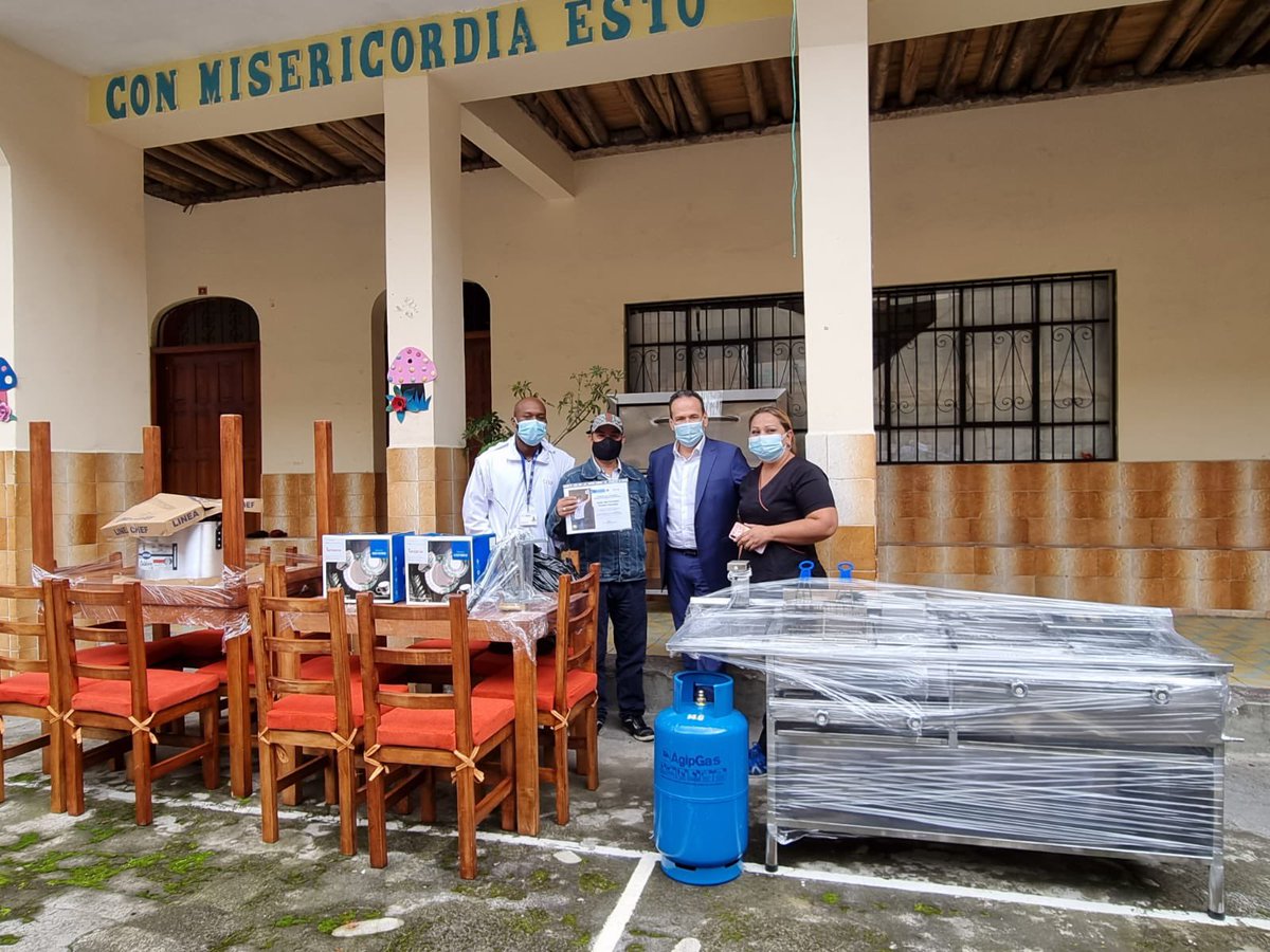 RamonRguezA's tweet photo. En el 2º día de jornada con #VíctimasEnElExterior en 🇪🇨, entregamos @UnidadVictimas proyectos productivos de empoderamiento económico. Es la primera vez que se promueve dicha iniciativa en el exterior. Son en total 88 en Ecuador- 48 en #Quito, 36 en #Esmeraldas y 3 en #NuevaLoja https://t.co/ifiIGgdYeu
