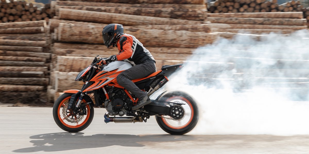 CardoSystems's tweet photo. Apparently, @RokBagoros and his Super-Duke are good at slicing wood, as good as they are slicing through corners...

Ride and Slay is out, watch it here: https://t.co/TA1J0cFfGG
📸: @headlens
🎧: #PACKTALKBold

#Cardosystems #AskForCardo #rideandslay2 #rokbagoros https://t.co/GzGGxdb3fd