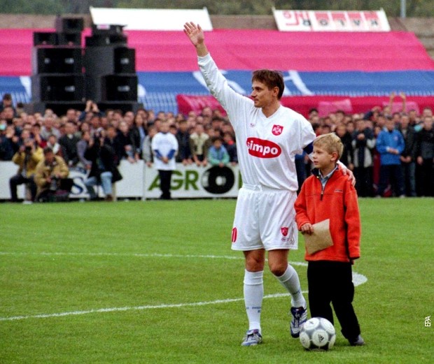 Južnjačka drskost dečaka iz niške Pasi Poljane: Kad Piksi kaže da će gi tepamo!

>>rts.rs/page/oko/ci/st…

#Piksi je zaista imao u sebi tu tipičnu južnjačku drskost i lepršavost, a ona u sebi ima i respekt prema protivniku, ali i veru u sebe...

Piše: Dejan Stojiljković

#OkoRTS