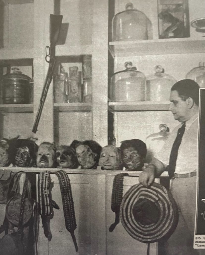 Vocês conhecem esta foto?

Dr. Pittex com as cabeças dos cangaceiros do bando de Lampião. Nina Rodrigues, Salvador-BA.

Marquem um amigo pra ver esta raríssima imagem.