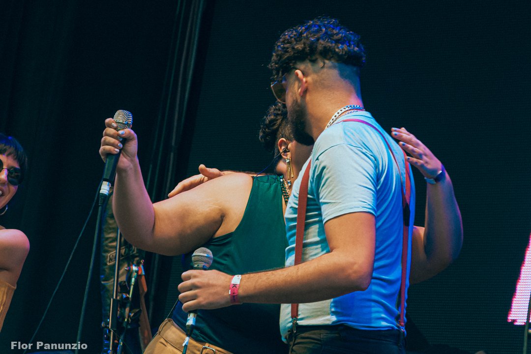 Floorpa_'s tweet photo. @SoyAcus haciendo bailar a todo el público del Buena Vibra. https://t.co/3nYYdrvohe