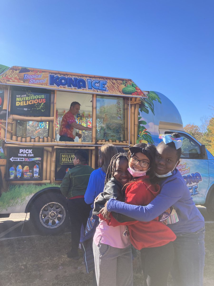 Robertsreaders1's tweet photo. Every 4th grader’s day was MADE when they walked out to recess to see the Kona Ice truck!! Thank you @HighPointFCS PTO!! 🐶 https://t.co/tRViR5BBkI