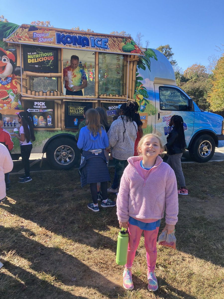 Robertsreaders1's tweet photo. Every 4th grader’s day was MADE when they walked out to recess to see the Kona Ice truck!! Thank you @HighPointFCS PTO!! 🐶 https://t.co/tRViR5BBkI