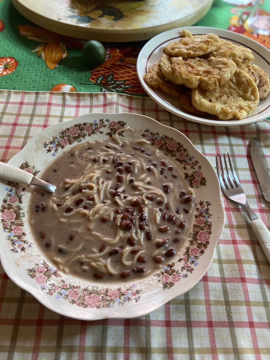 alelegonza's tweet photo. Llueve un poco mi abuela automáticamente “Ñandejara gracia” 😬👵🏻❤️ https://t.co/rfbXw7SdnC