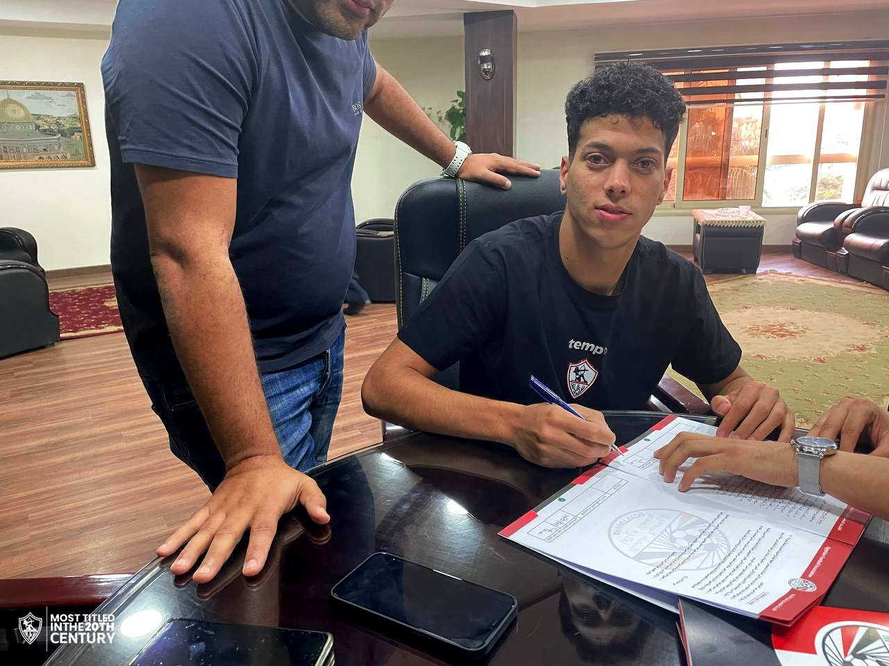 توقيع امام عاشور علي تجديد عقده مع الزمالك