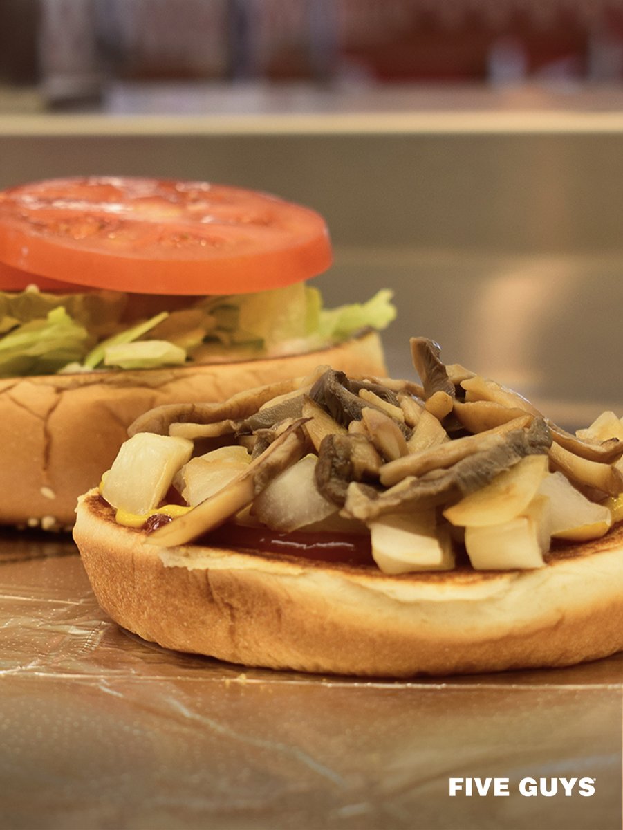 FiveGuys_ES's tweet photo. ¿Sabías que en ningún Five Guys hay congelador? Todo es fresco y se prepara en el día 😎🔥 (📸: @sharpayg) https://t.co/aKaBI2l7mB
#FiveGuys #5guys #fresco #toppings #customizado https://t.co/0uG5Ix0zE9