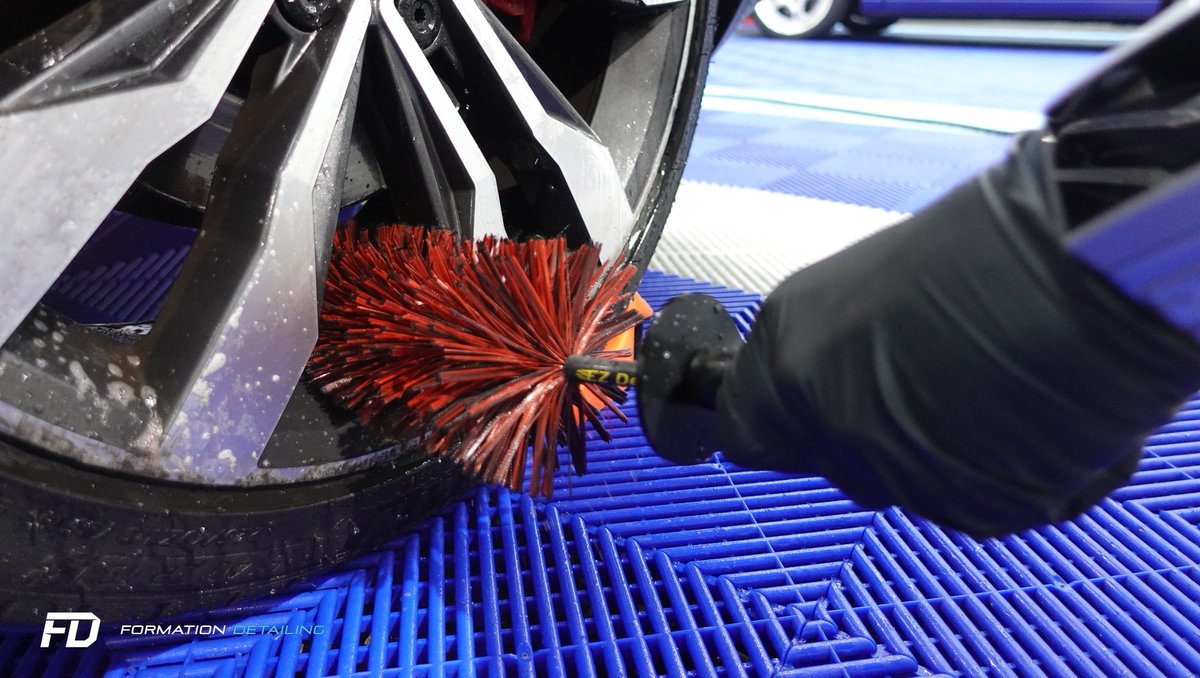 FD_Detailing's tweet photo. Vous utilisez quelle brosse pour nettoyer vos jantes ? Prochaines dates de formation detailing : 22 Novembre, 06 Décembre, 10 Janvier. #formationdetailing #apprendreledetailing #formation #cpf #reconversion #detailingparis #detailingworld #detailingaddicts #lustrage https://t.co/YhTIz1Lciy