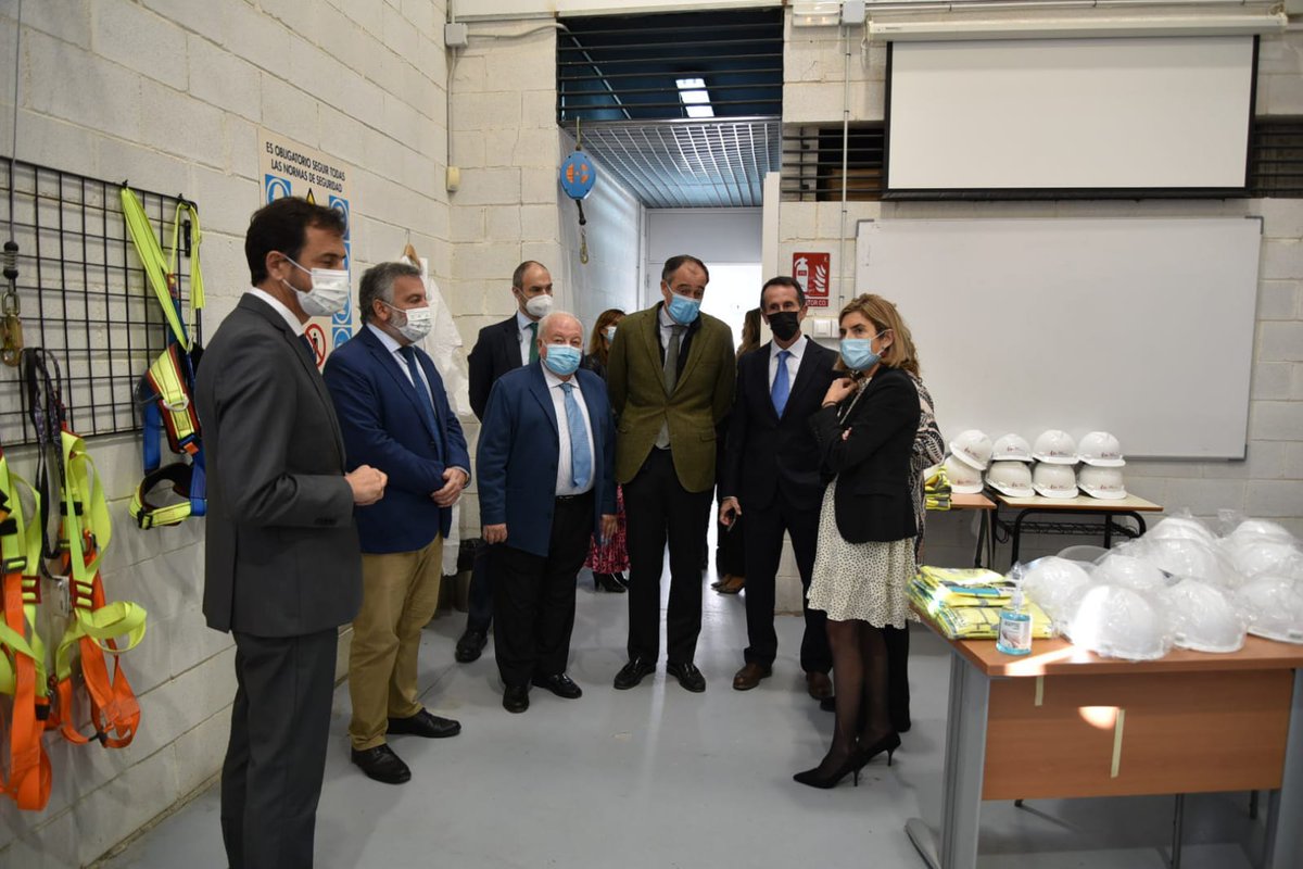 fadecoand's tweet photo. 🗣🗣 Jornada #FADECO: Oportunidades Laborales en el Sector de la #Construcción en 📌 @Fund_Laboral #Jerez @faeccadiz, con Rocío Blanco, consejera de @EmpleoJunta
#Andalucía #empresarios https://t.co/2wBPf3QGMP