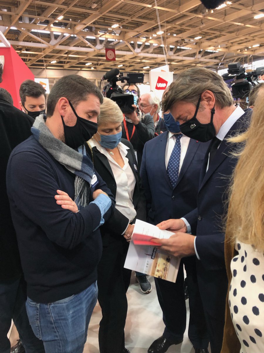 Au Salon des Maires, Valérie Flicoteaux (vice-présidente du CNOA) et Christophe Millet (trésorier) remettent à <a href="/francoisbaroin/">François Baroin</a> le guide "Maires et Architectes, 10 clés pour réussir la transition écologique" architectes.org/publications/m…