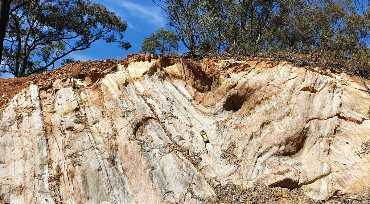 RobinArmit's tweet image. Finally back licking rocks! In this campaign I'm mapping fold closures, faults and magnetic susceptibilities near Wedderburn, VIC. #geology