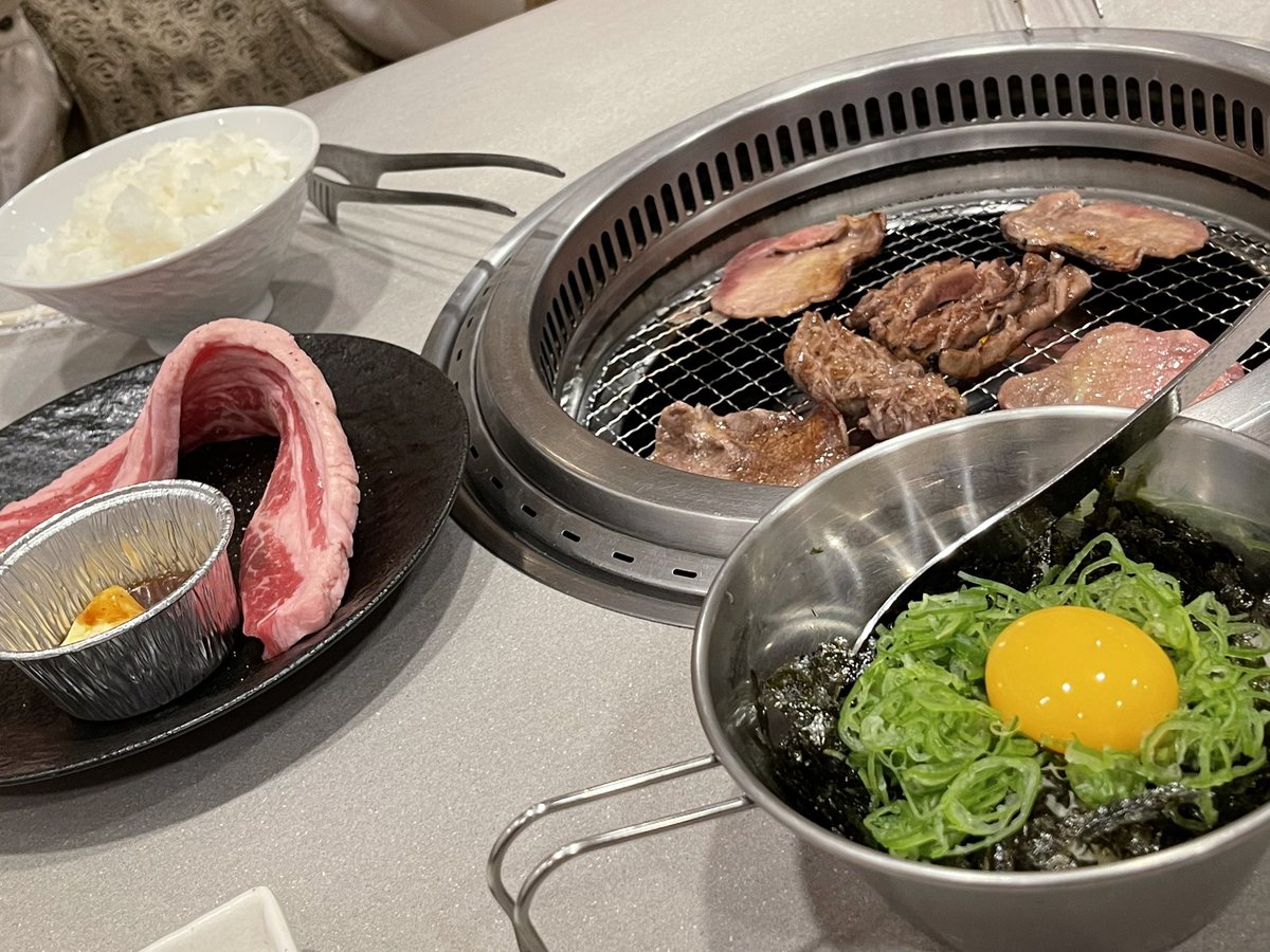 YR__YR's tweet photo. ヨシダと焼肉なんよ🥩🔥 https://t.co/omrGZeQRm7