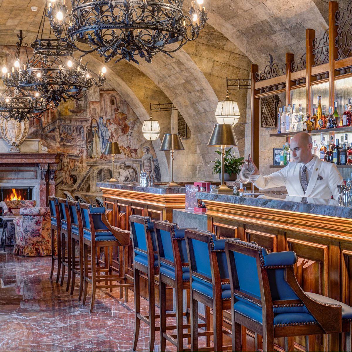 An intimate space enclosed by frescoed walls, and a unique selection of cocktails: this is Igiea Terrazza Bar. 

#RoccoForteHotels #RoccoForte  
#Sicily #VillaIgiea