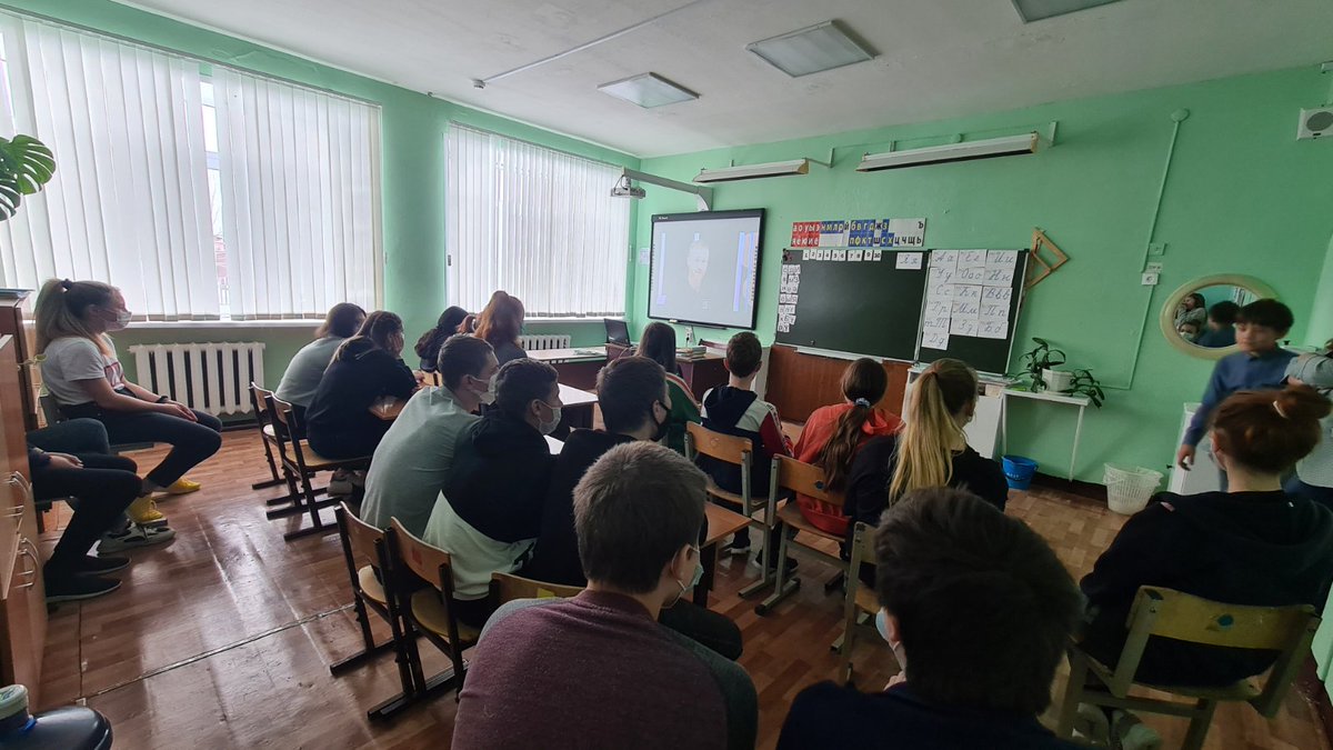 На очередной трансляции выпуска профориентац.уроков #ШоуПрофессий,который посвящён творческим компетенциям и креативной индустрии,учащиеся вместе с юниорами ArtMasters и юным тиктокером Сёмой разбирались в тонкостях создания трендовых видео в TikTok