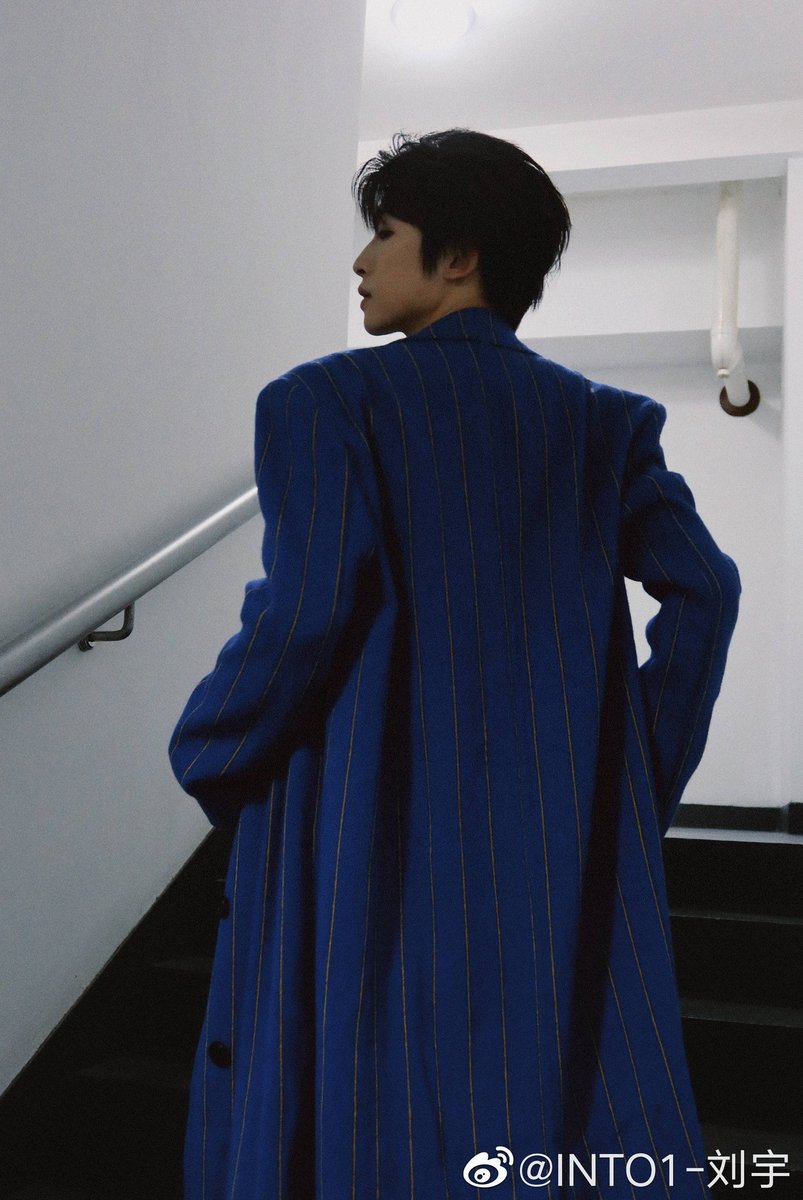 looking left bc you never treat me right🤧