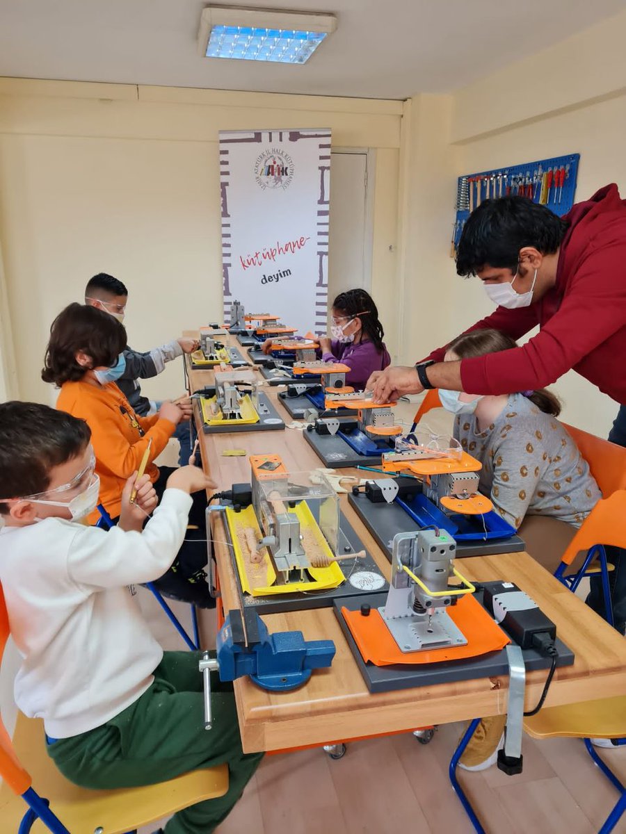 Ara tatil etkinlikleri kapsamında plânladığımız "Ahşap Etkinlikleri" atölyemizi <a href="/izmirataturkihk/">İzmir Atatürk İl Halk Kütüphanesi</a>' de gerçekleştirdik. Öğrencilerimiz ahşap malzemeler kullanarak kendi tasarladıkları objeleri oluşturdular.
<a href="/tcmeb/">Millî Eğitim Bakanlığı</a> <a href="/egitimbilisim/">EBA</a> <a href="/MucahitYentur/">Murat Mücahit Yentür</a> <a href="/izmir_ilmem/">İzmir İl Milli Eğitim Müdürlüğü</a>