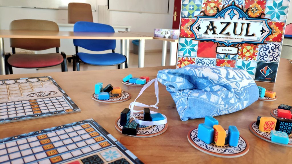 GuardiaLudica's tweet photo. Este juego, ¿es ya un clásico?, ¿que pensáis? #Partidaca #boardgames #Azul @Asmodee_Spain https://t.co/BngFD8vyf7