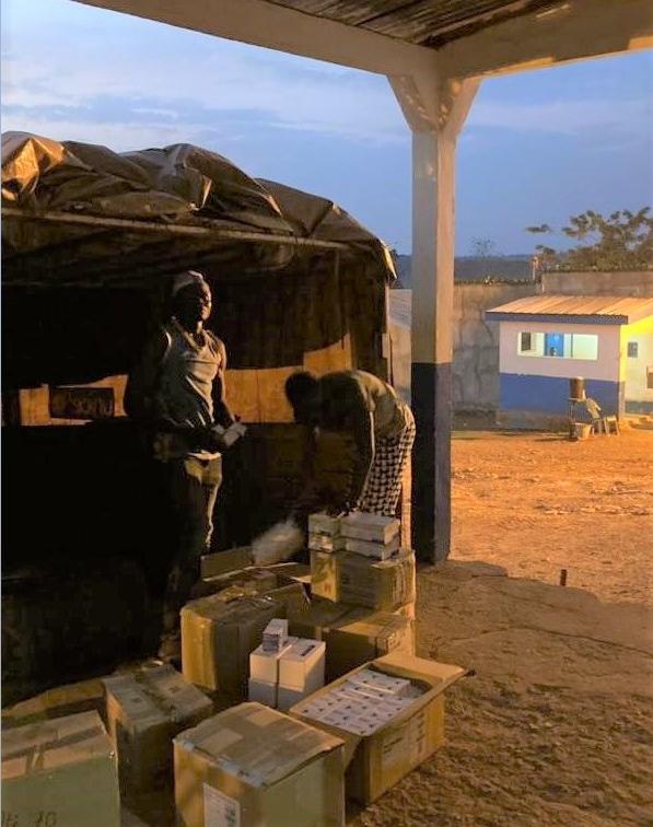 UNICEF_CAR's tweet photo. Our team in #Bambari is working around the clock to deliver much-needed UNICEF health care supplies to treat children and their families in #Mobaye and #Kembe

#UNICEFThanks @USAIDSavesLives; @JapanGov; @EU_ECHO; @FCDOGovUK https://t.co/B5osarErHD