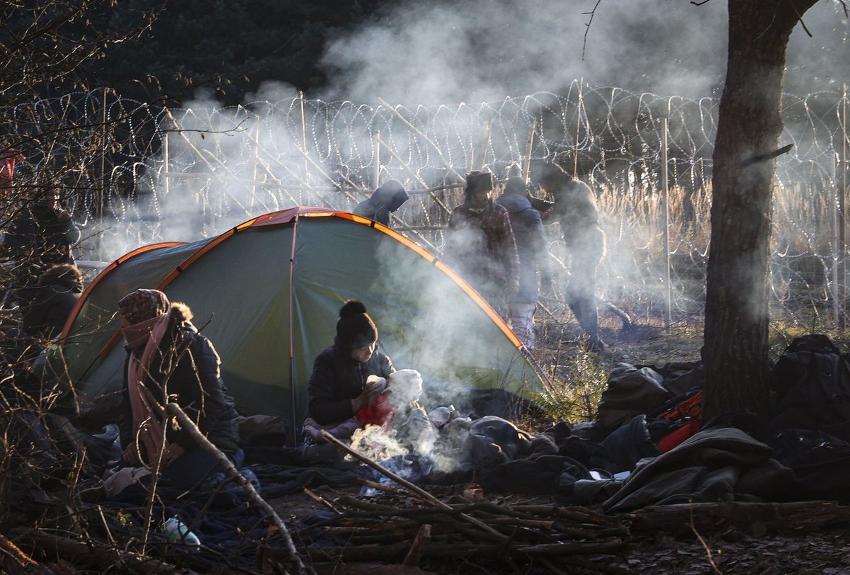 carnecrudaradio's tweet photo. "Podemos culpar a Polonia o Bielorrusia pero hay que reflexionar si es normal que haya gente de 14 o 15 años que muera en un bosque por que no tiene el visado apropiado".

🎧 "Bielorrusia: migrantes como arma política", con @revista5W y más ➡️ https://t.co/WpJUeY5RAv https://t.co/bHmPZqGMru