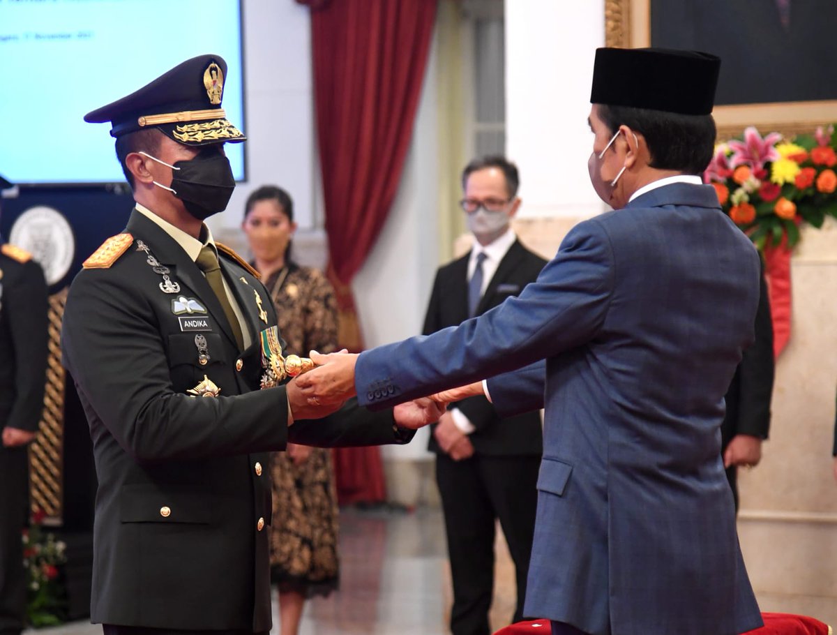 jisatu01's tweet photo. Jenderal Andika Perkasa, Sah sebagai Panglima TNI 🇮🇩

Presiden Joko Widodo pada Rabu, 17 November 2021, melantik dan mengambil sumpah jabatan Jenderal Andika Perkasa sebagai Panglima Tentara Nasional Indonesia (TNI)

Selamat Jenderal ...✊ https://t.co/ghGyAYv2kQ