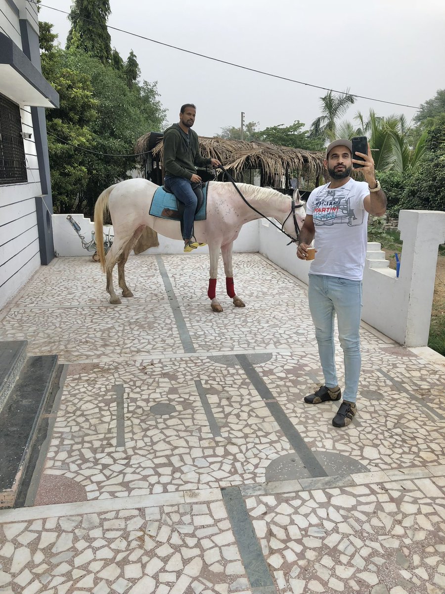 IrfanPathan's tweet photo. Ghode ki sawari or Pathan ki yaari har kisi ke naseeb ki baat nahi. Love you my brother. Can’t wait to see you play soon @iamyusufpathan #love #brother https://t.co/bY0szDoezR