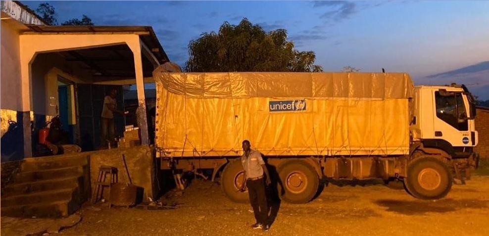 UNICEF_CAR's tweet photo. Our team in #Bambari is working around the clock to deliver much-needed UNICEF health care supplies to treat children and their families in #Mobaye and #Kembe

#UNICEFThanks @USAIDSavesLives; @JapanGov; @EU_ECHO; @FCDOGovUK https://t.co/B5osarErHD