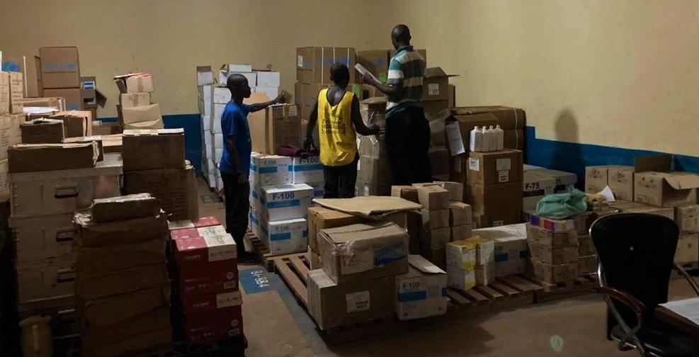UNICEF_CAR's tweet photo. Our team in #Bambari is working around the clock to deliver much-needed UNICEF health care supplies to treat children and their families in #Mobaye and #Kembe

#UNICEFThanks @USAIDSavesLives; @JapanGov; @EU_ECHO; @FCDOGovUK https://t.co/B5osarErHD