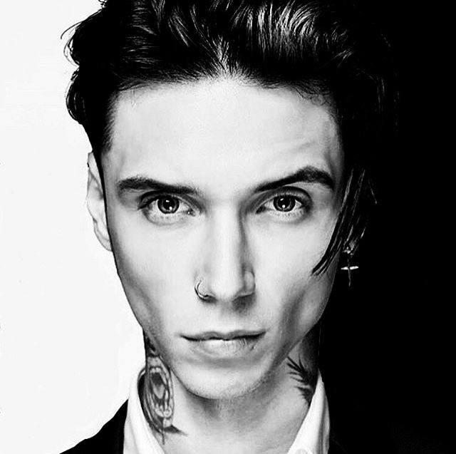 momo_stti's tweet photo. Na minha cabeça o Andy Biersack é o Cardan Greenbriar
Eu ñ consigo parar de pensar nisso 🗣🗣
#príncipeCruel #OPovoDoAr #bookstan #feericos #livros #jurdan https://t.co/MraqxHVI1a