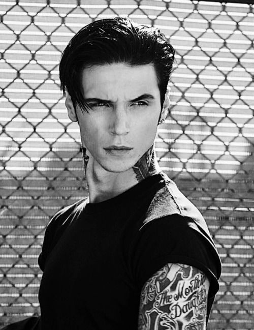 momo_stti's tweet photo. Na minha cabeça o Andy Biersack é o Cardan Greenbriar
Eu ñ consigo parar de pensar nisso 🗣🗣
#príncipeCruel #OPovoDoAr #bookstan #feericos #livros #jurdan https://t.co/MraqxHVI1a