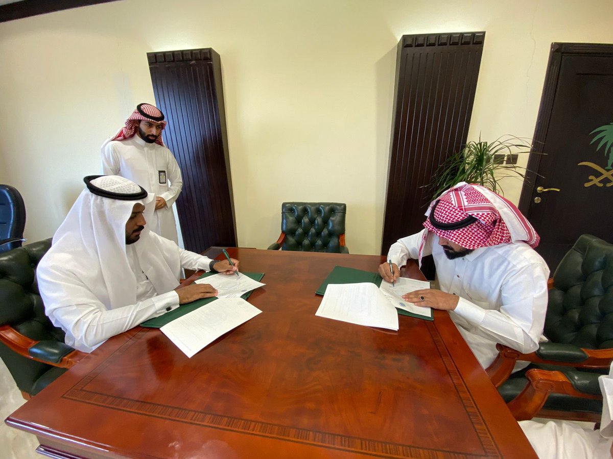 UyonALJiwa's tweet photo. بلدية محافظة #عيون_الجواء توقع عقد تشغيل وصيانة القرية التراثية بالمحافظة بين رئيس البلدية م. ماجد السالم و المدير التنفيذي لشركة فعاليات القصيم أ.عقبة العامر. https://t.co/fYZXDwsWkg