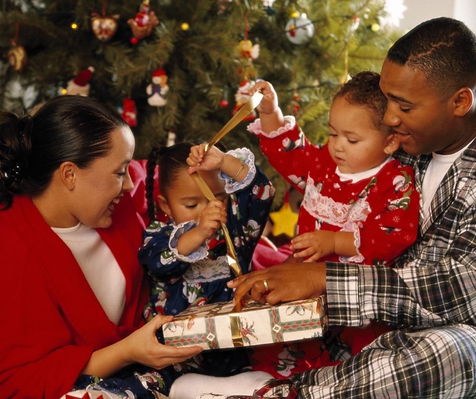 ADOMISServices's tweet photo. C'est #Noël ! 🎅🏻 Nos équipes vous souhaitent un très bon week-end de Noël et profitez bien de votre #famille ! 🎉

Avec qui allez-vous passer ce moment ? https://t.co/CHEzZbBVSV