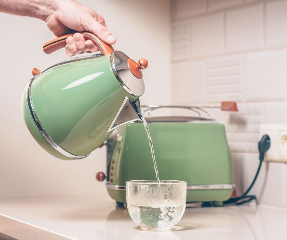 ADOMISServices's tweet photo. Nettoyez plus efficacement votre #bouilloire ! 😃

👉 C'est simple, diluez 2 cuillères à soupe d'acide citrique dans 1 litre d'eau et versez le mélange dans votre bouilloire.
Laissez reposer 1 heure, puis  rincez et  faites bouillir de l'eau pour enlever les particules restantes. https://t.co/u8j1yDC5mR