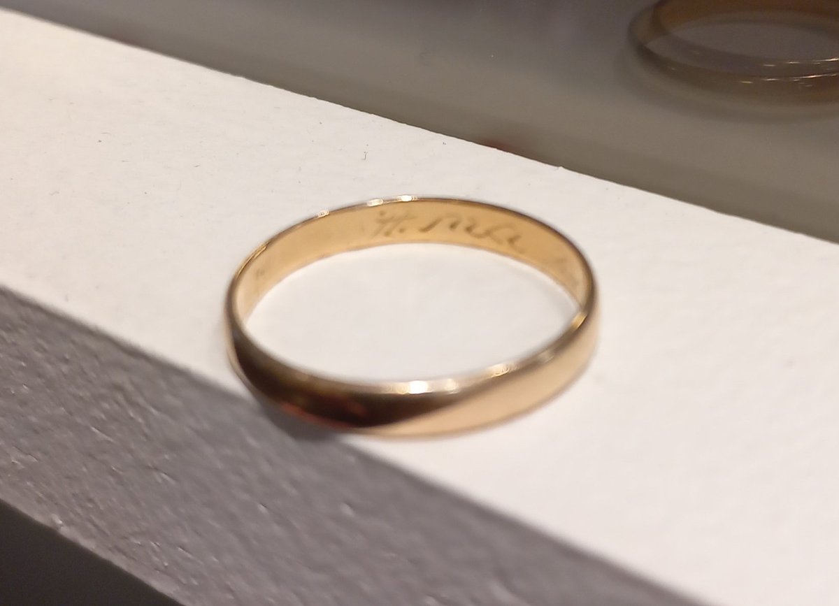 Es momento de comprobar que Twitter es servicio y que este barrio sirve para algo.
Hoy, miércoles 17 de noviembre, encontré este anillo (¿alianza?) en la vereda de Terrada al 2.400.
Tiene grabado un nombre: Ana.
Tiene grabada una fecha: será la contraseña.

Mensajes por DM.