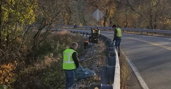 RedLandHS's tweet photo. Very proud of you @rl_jrotc A big thanks to all the cadets that came out today and helped keep our part of the highway beautiful! #adoptahighway #rlhs #jrotc https://t.co/CP5i88IOSd