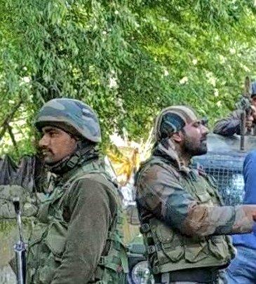 rohil_bashir's tweet photo. #BreakingNews
Encounter started between militants and joint team of security forces in #Pombay area of South Kashmir's #Kulgam district, 2-3 militants are believed to be trapped in the area, Exchange of firing on. Officials to @SudarshanNewsTV https://t.co/otGVWwL7V7