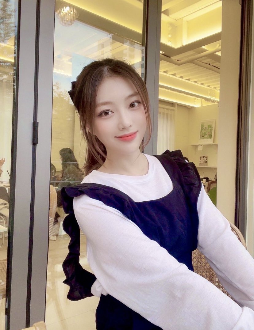 haneulzones's tweet photo. she’s so lovely 🥺 https://t.co/i9DNgv1tfe