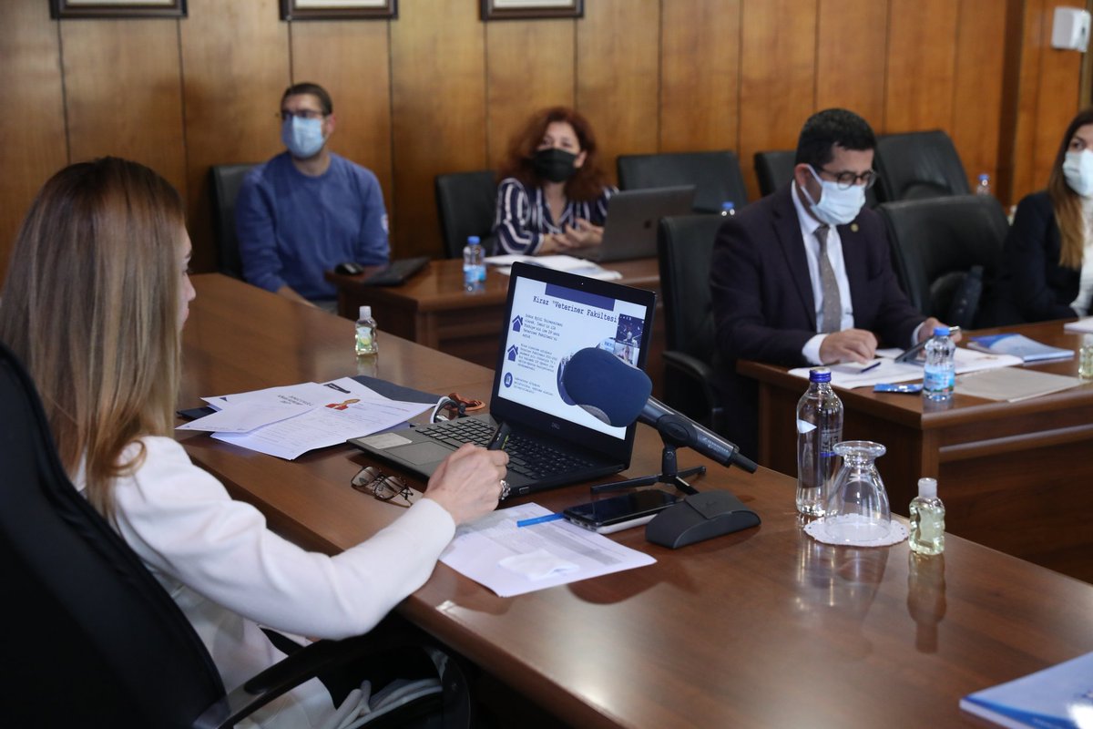 Toplantıda, #universitemDEU'nun eğitim öğretim, araştırma geliştirme, kalite güvence ve yönetim sistemleri faaliyetlerini paylaşan Rekt. <a href="/hotar_nukhet/">Prof. Dr. Nükhet Hotar</a>; toplumsal çalışmalarımızı, planlama ve kontrol mekanizmalarımızı anlattı, YÖKAK yetkililerine ve mensuplarımıza teşekkür etti