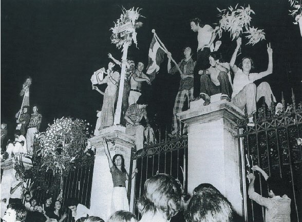 joanna_pam's tweet photo. On the 17th of November, Greece remembers those who died during the Athens Polytechnic Uprising in 1973, marking the beginning of the end of the Greek military junta. Today we pay homage to the fight of the “free besieged” for justice, freedom & democracy #Πολυτεχνειο #17Νοεμβρη https://t.co/gptm59WrZF